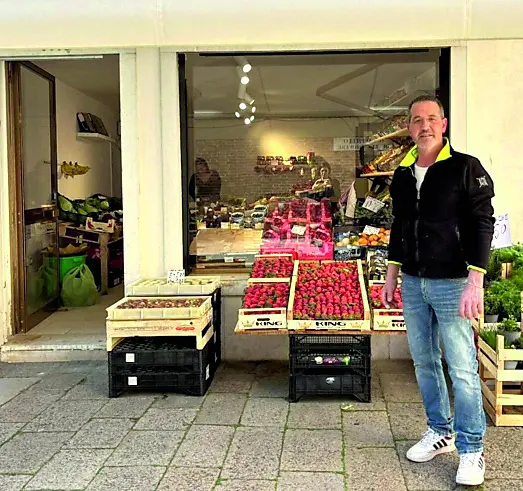 Cristiano Maccacin nel suo negozio in Campiello delle Chiovere