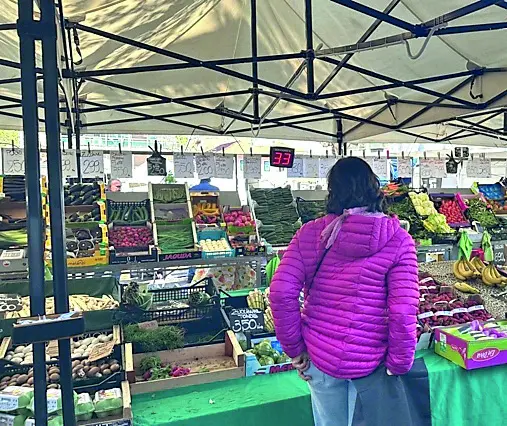 Un banco di frutta al mercato di Mestre