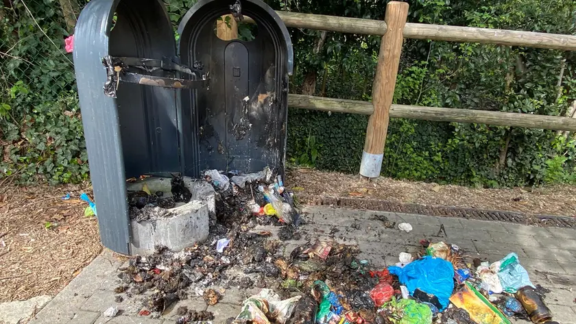 Un cestino incendiato nel corso della notte