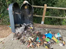 Un cestino incendiato nel corso della notte