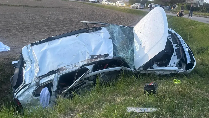 L'auto finita fuori strada (Foto Bortoluzzi)
