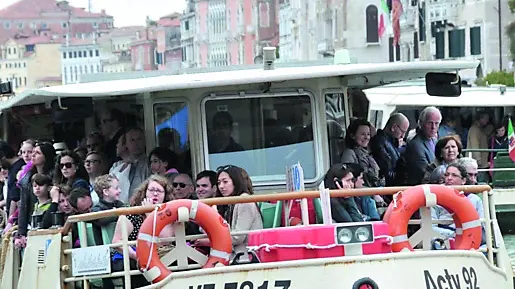 Un vaporetto affollato a prua