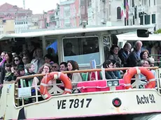 Un vaporetto affollato a prua