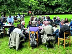Cittadini mestrini al parco durante alcuni tavoli di lavoro