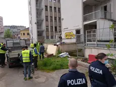 Un intervento della Polizia per lo sgombero di un edificio
