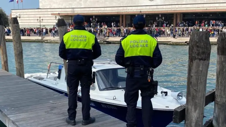 Gli agenti della polizia locale di Venezia