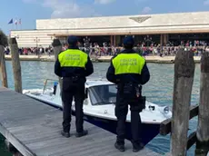 Gli agenti della polizia locale di Venezia