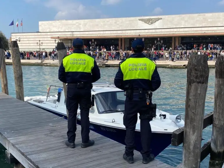 Gli agenti della polizia locale di Venezia
