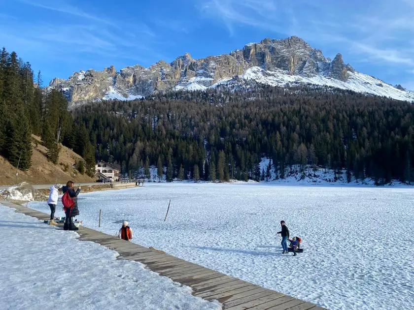 Si pattina sul lago nonostante i divieti