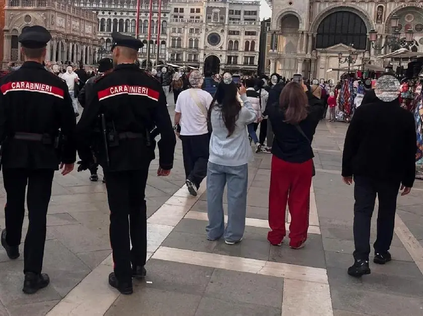 Controllo dei carabinieri in piazza San Marco