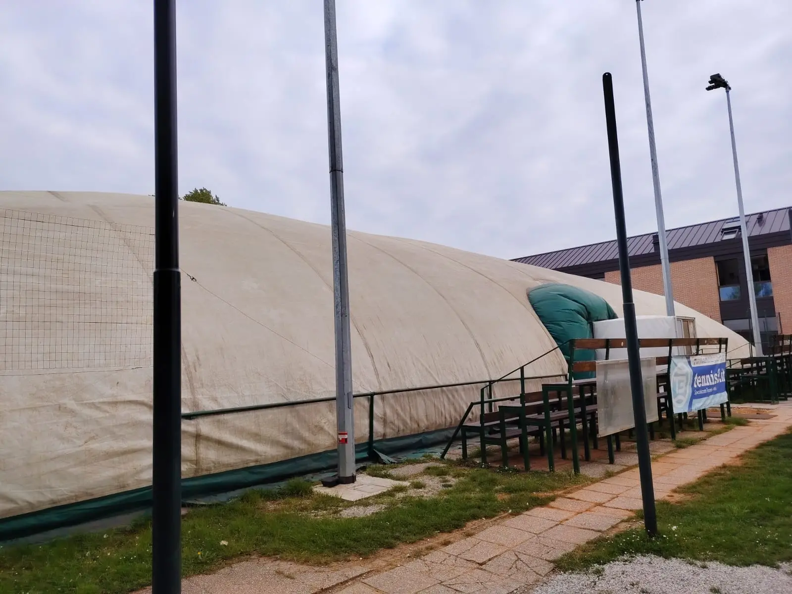 Il blitz vandalico anche ai campi da tennis