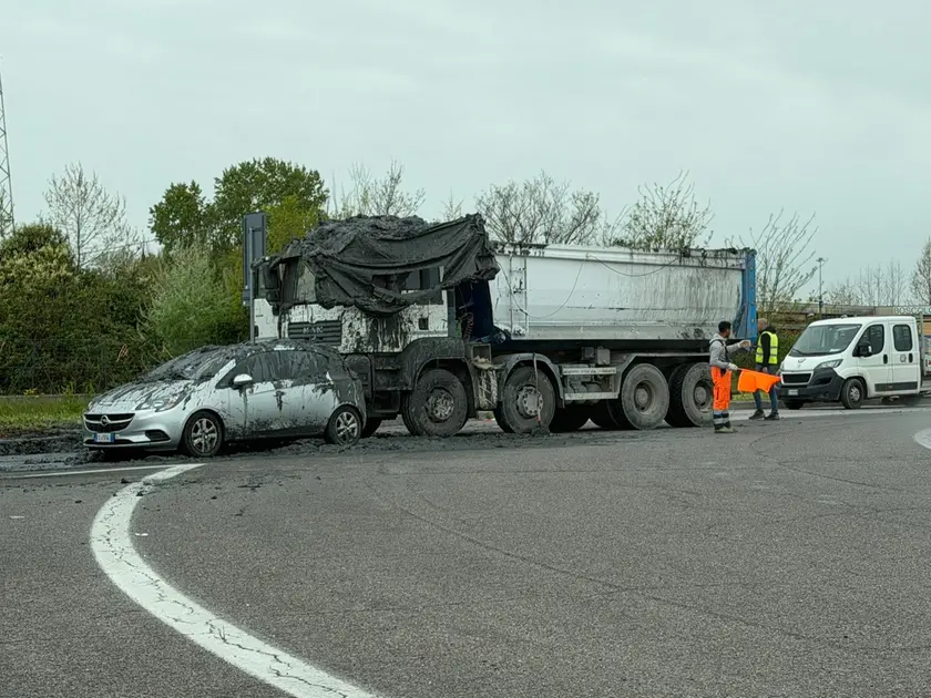 Il carico di terra del camion si è rovesciato sull'auto che lo precedeva: è successo a Mestre