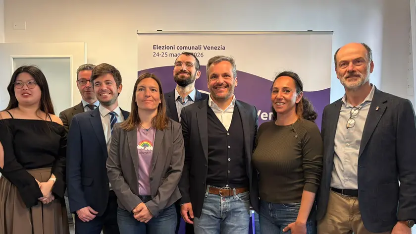 Al centro Claudio Vernier, candidato sindaco della lista civica “Città Vive”, con parte della squadra