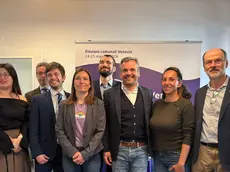 Al centro Claudio Vernier, candidato sindaco della lista civica “Città Vive”, con parte della squadra
