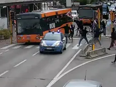 Un fermo immagine del video dell’aggressione degli ultras del Treviso calcio ai tifosi del Mestre