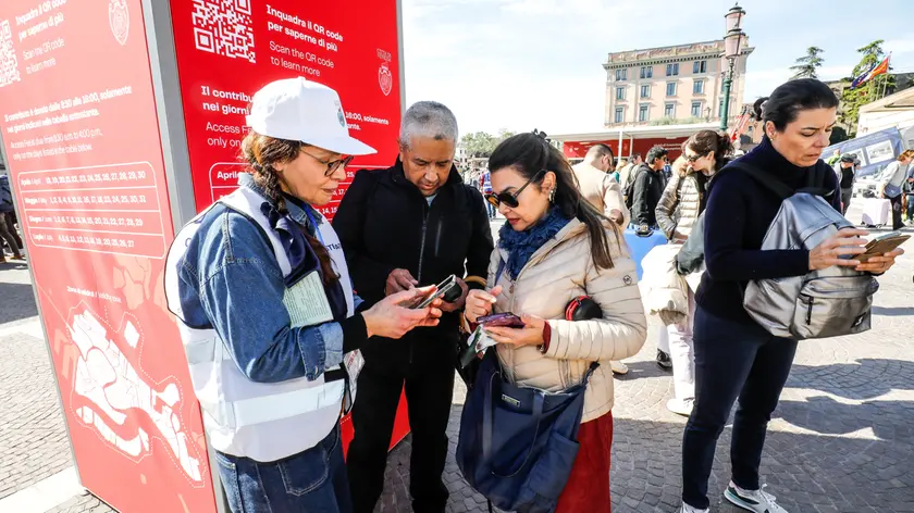 Turisti alla verifica del ticket d'ingresso