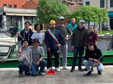 Il gruppo di giovani capitanato dall'"assessore" Bigo