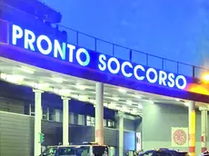 L'entrata dell’ospedale dell’Angelo, con la pattuglia della polizia locale chiamata per riportare la calma