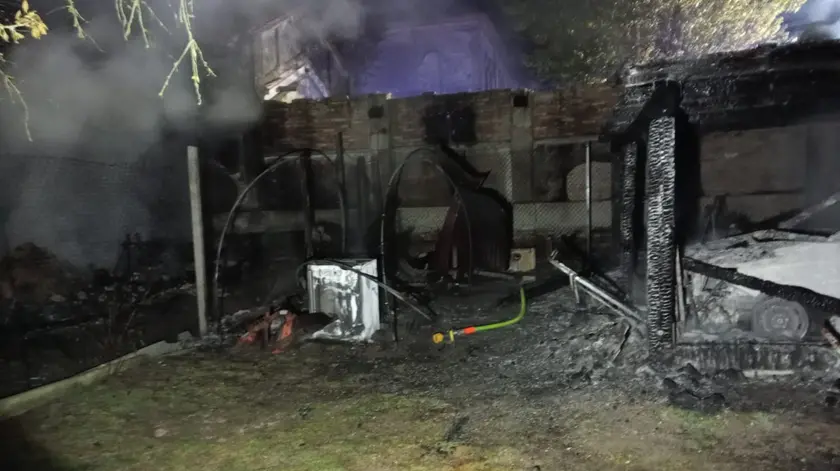 Una parte del capannone andato in fiamme (foto Bortoluzzi)