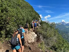 Escursionisti in fila sul sentiero per il lago di Sorapiss