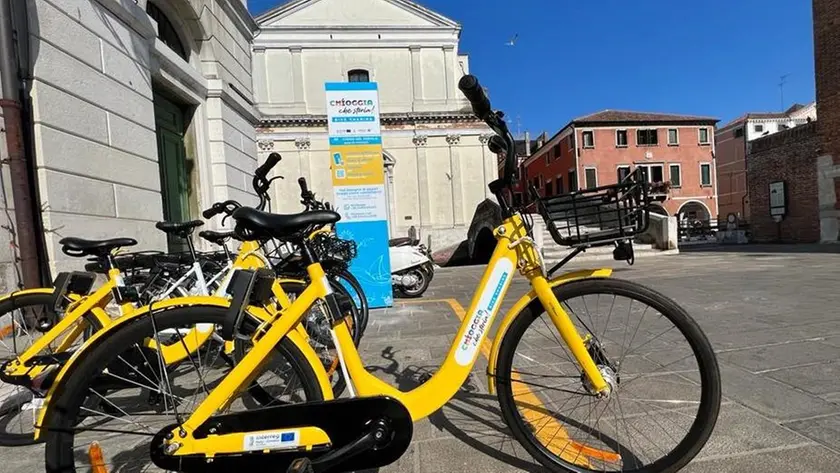 Una delle stazioni del bike sharing in centro storico a Chioggia