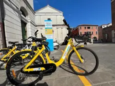 Una delle stazioni del bike sharing in centro storico a Chioggia