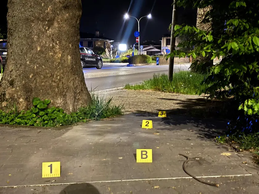 I rilievi dei carabinieri sul luogo in cui è avvenuto l'accoltellamento a San Donà