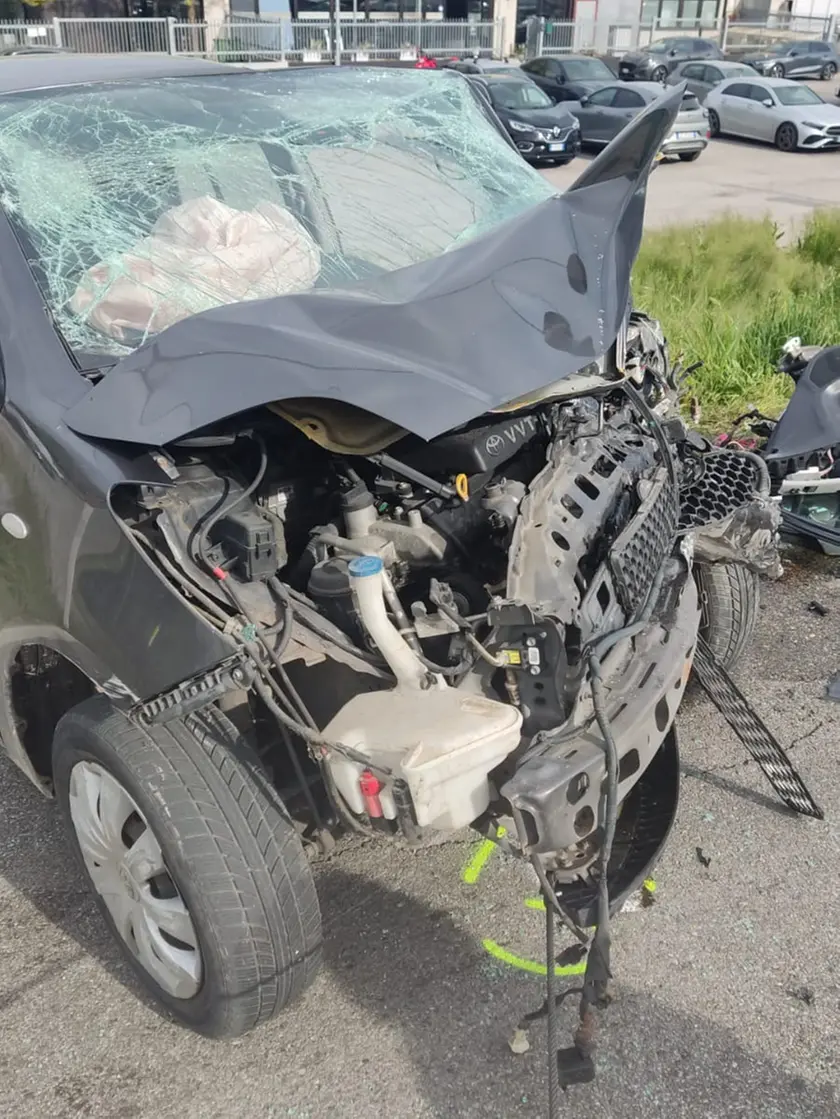Mirano, l'auto distrutta dopo l'incidente