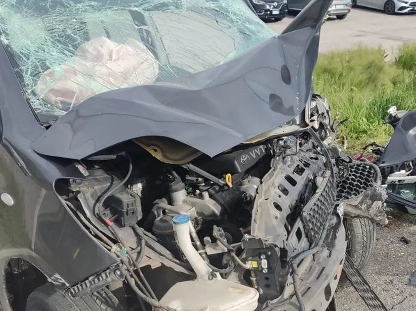 Mirano, l'auto distrutta dopo l'incidente
