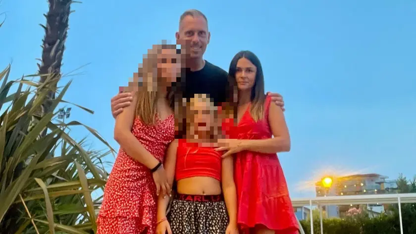 Laura Carosella con l'ex marito Francesco Benussi e le figlie