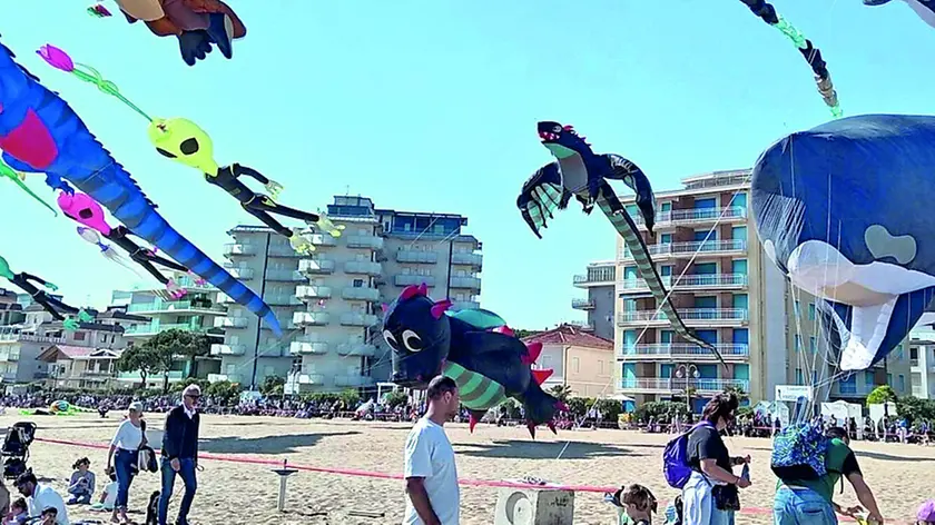 Il festival degli aquiloni in corso a Jesolo ha attirato migliaia di persone