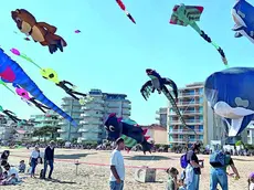 Il festival degli aquiloni in corso a Jesolo ha attirato migliaia di persone