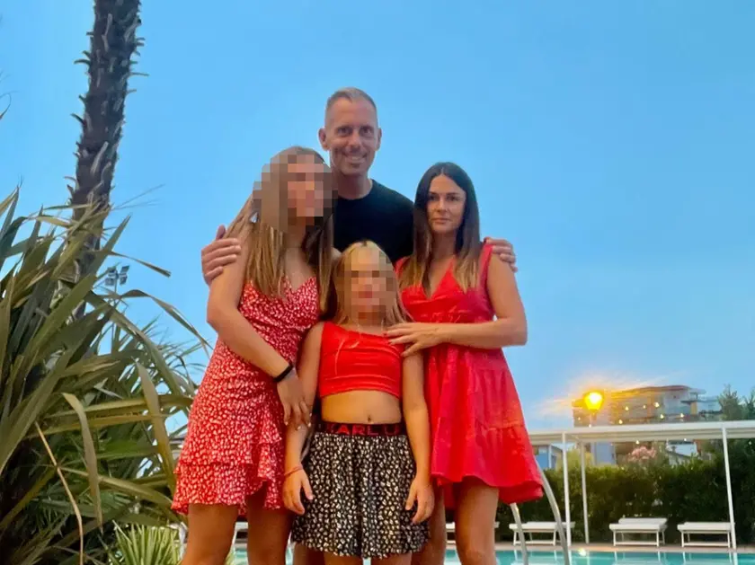 Laura Carosella (a destra) con Francesco Benussi e le due figlie in un momento di gioia