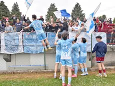 Il Sandonà festeggia la promozione in Serie D dopo la vittoria a Caerano (foto Cavicchi)