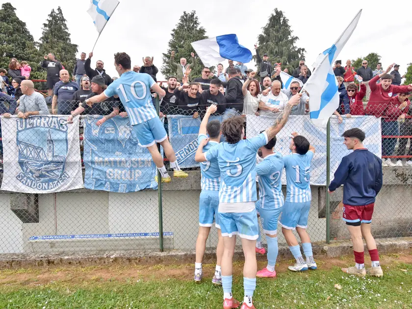 Il Sandonà festeggia la promozione in Serie D dopo la vittoria a Caerano (foto Cavicchi)