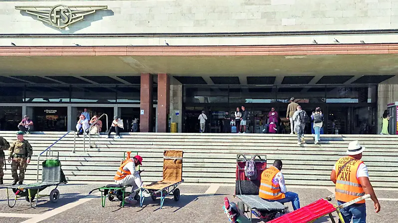 Portabagagli in stazione a Venezia