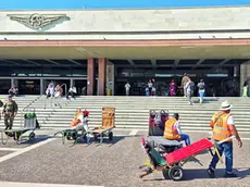 Portabagagli in stazione a Venezia
