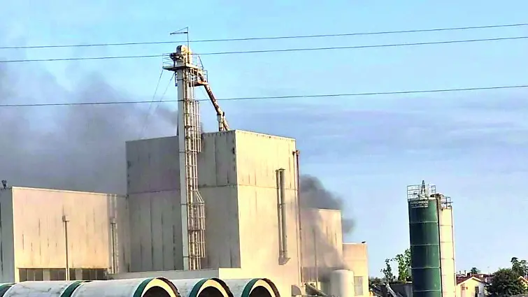 Il fumo che si è alzato dall’azienda Ilcev di Cavarzere