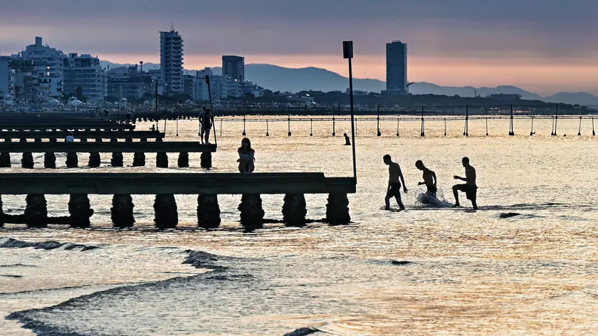 Bagno all'alba sulle spiagge di Jesolo Lido, Massimo Calmonte