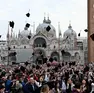 Il lancio del tocco durante la proclamazione di laurea degli studenti di Ca’ Foscari a San Marco