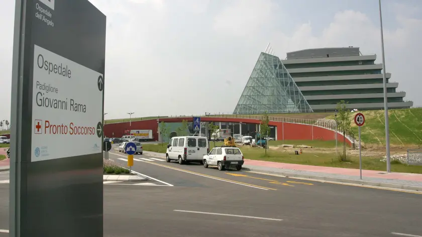 La 16enne di Jesolo è ricoverata all'ospedale di Mestre dopo la caduta dal lucernario