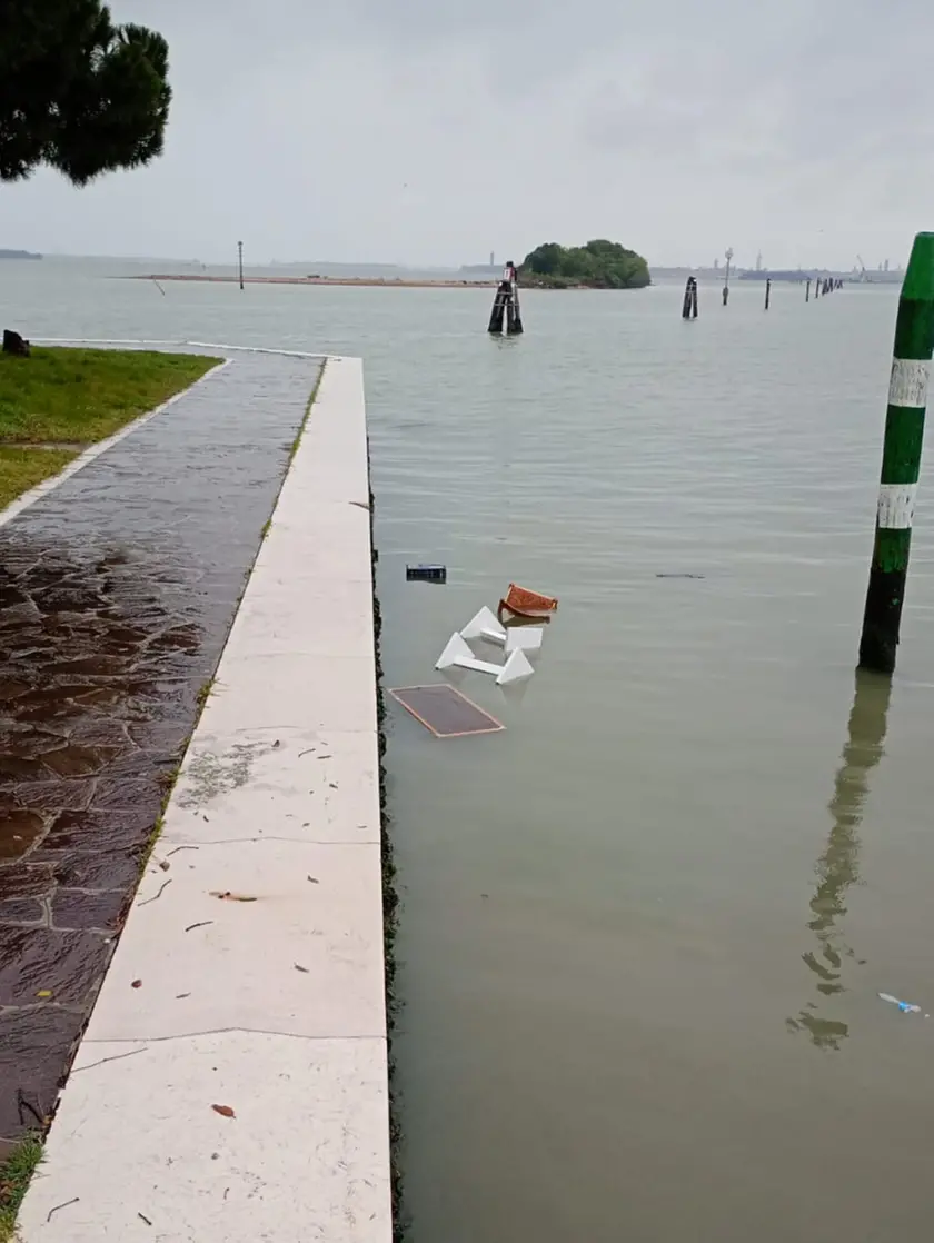 Parte della refurtiva finita in acqua