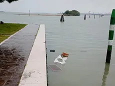 Parte della refurtiva finita in acqua