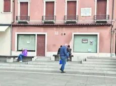 Le vetrine sempre più spente della piazza