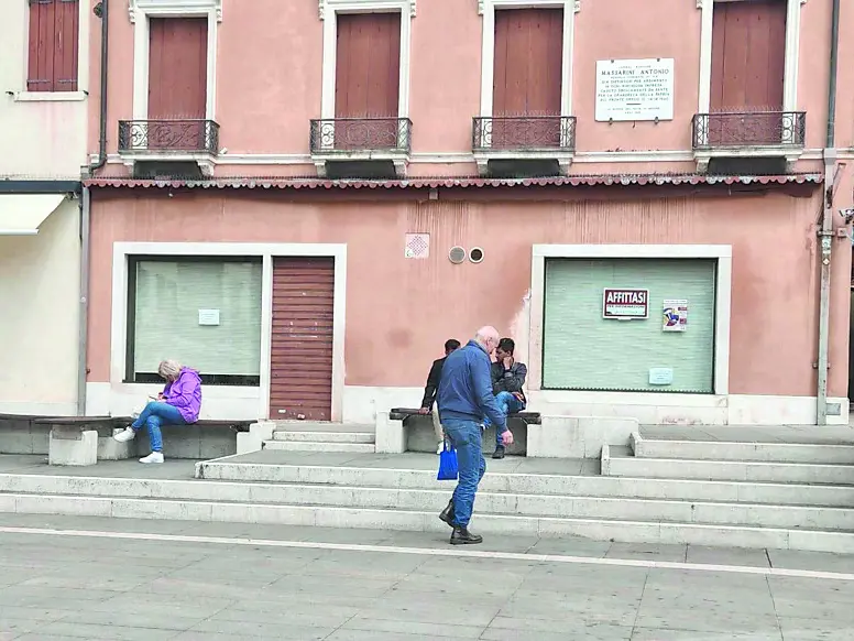 Le vetrine sempre più spente della piazza
