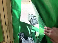 Il telo tagliato in più punti all’impianto sportivo del parco Albanese