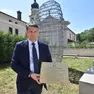 Il sindaco Giananagelo Bof mostra la targa di intitolazione della corte davanti al municipio (piazza) alle vittime degli errori giudiziari in Italia