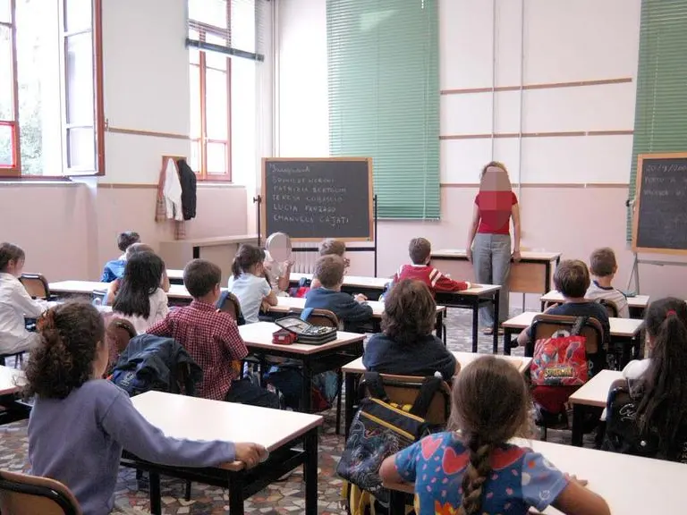 Una classe in aula. A Mestre il taglio di capelli a due studentesse da parte della prof