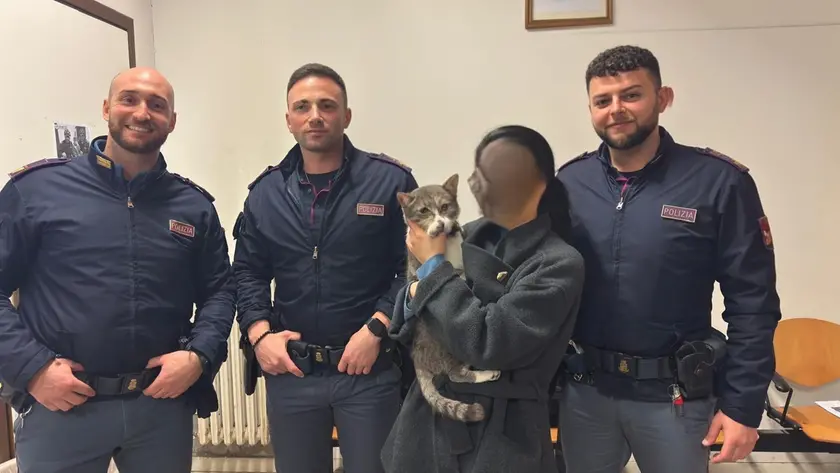 La polizia riconsegna il gatto Fanta alla sua padrona