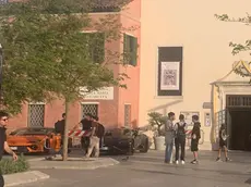 La super car parcheggiata in centro